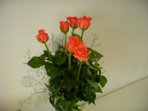 Un ramo de 6 rosas anaranjadas